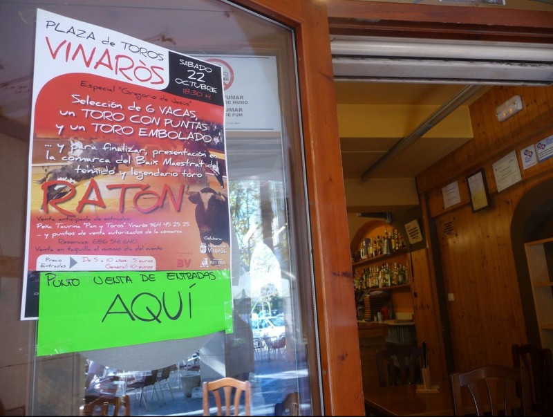 Cartell de l'espectacle taurí de Vinaròs on s'anuncia la presentació del “temut” i “llegendari” bou Ratón, a la porta del bar Los Porxos de la Ràpita R.ROYO