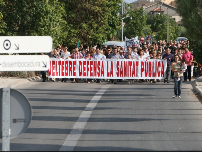Els manifestants anti-retallades van anar del CAP Deltebre i fins a Sant Jaume OLIVA MOLET