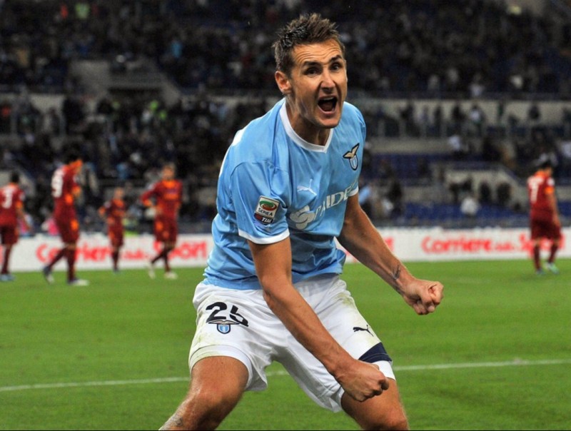 Miroslav Klose celebra el gol de la victòria amb els jugadors del Roma de fons. EFE