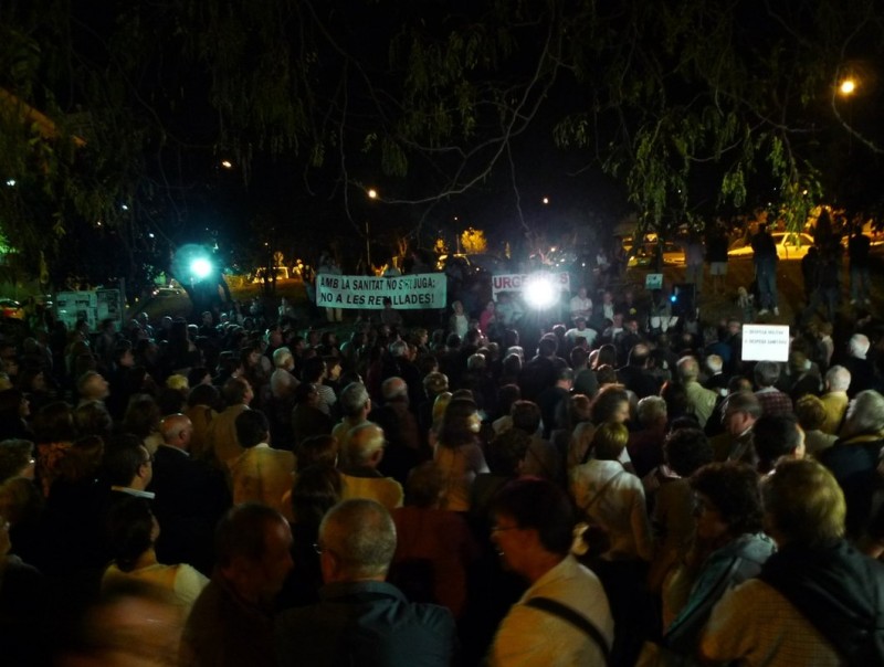 L'esplanada del davant del CAP, plena de manifestants. Nuri Forns
