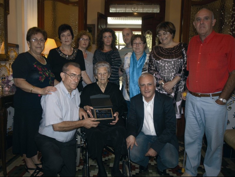 L'alcalde visita el domicili de Francisca Lerma. CEDIDA