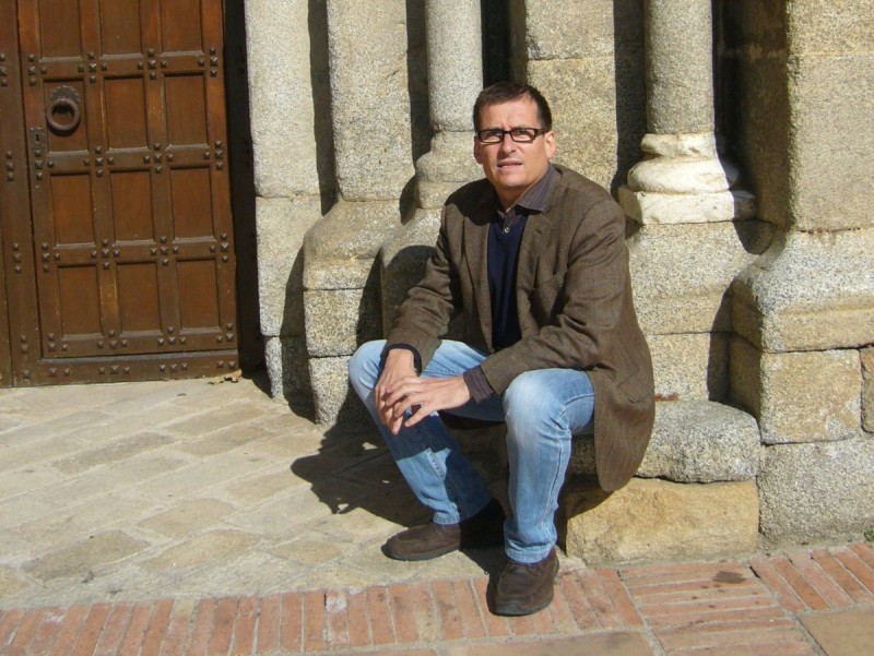 Alfons Quera, en una imatge d'aquesta setmana davant l'església. M.V
