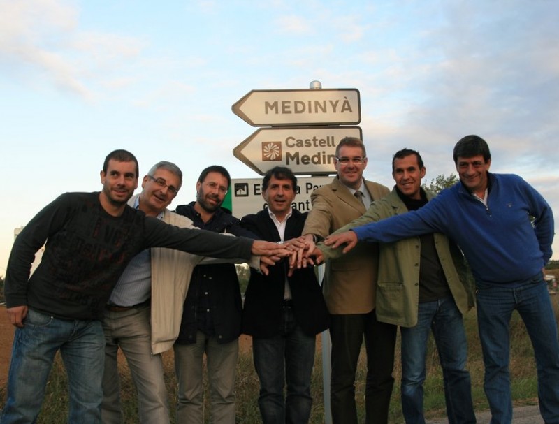 Galià, Pujolràs, Mazo, Casassa, Pairó, Sayols i Oliveras, ahir a la tarda després de presentar la declaració, a l'entrada de Medinyà des de l'N-II E.A