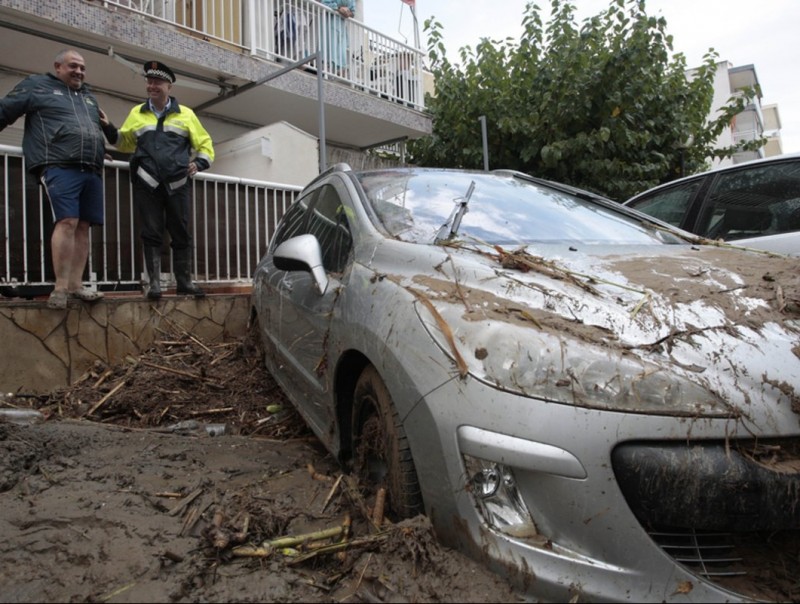 Cotxes afectats pel desbordament del barranc de Barenys, a Salou. JOSÉ CARLOS LEÓN