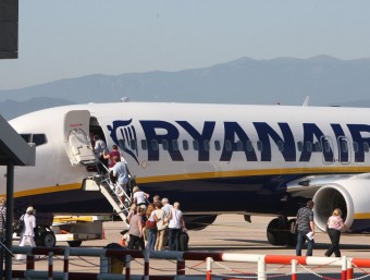 Viatgers pujant a un avió de Ryanair a Girona, en una imatge d'arxiu. EL PUNT AVUI