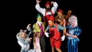 Pinotxo, envoltat d'altres personatges que l'acompanyen en aquest espectacle d'Il Circo Italiano WWW.ILCIRCOITALIANO.COM