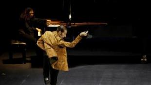 Israel Galván, ballarí renovador del flamenc, en un moment del'espectacle ‘La curva' FÈLIX VÁZQUEZ