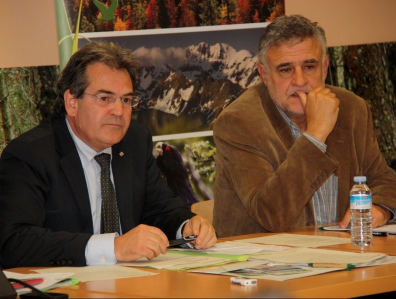 El director de Medi Natural, Josep E$scorihuela, i el president del Parc de l'Alt Pirineu, Agustí López. ACN