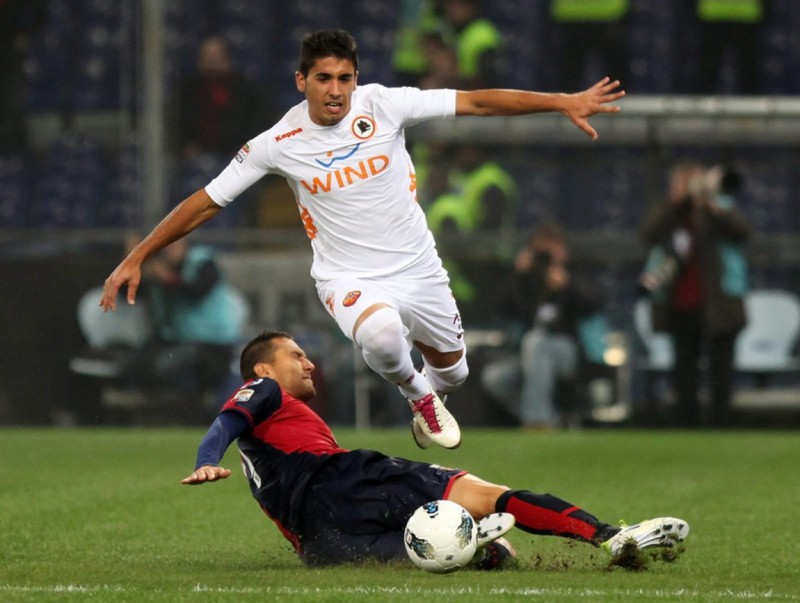 José Ángel salta davant l'entrada de Jankovic, autor del primer gol ahir a Genoa. EFE