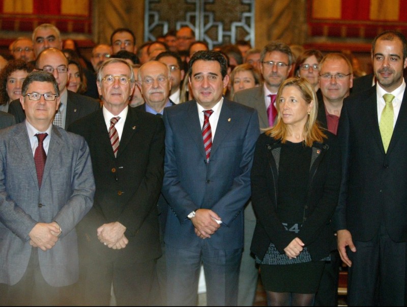 Els cent alcaldes que formen part del nou Consell de Governs Locals es van fotografiar ahir amb la vicepresidenta de la Generalitat, Joana Ortega Q. PUIG