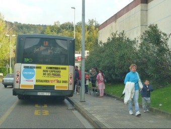 Un dels autobusos del serveis del Transport Públic d'Olot, a la Rodona. J.C