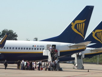 Viatgers pujant en dos avions de Ryanair a Girona per la porta de darrere, en una imatge d'arxiu. LLUÍS SERRAT