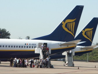 Viatgers pujant en un vol de Ryanair a l'aeroport de Girona aquest hivern passat. LLUÍS SERRAT