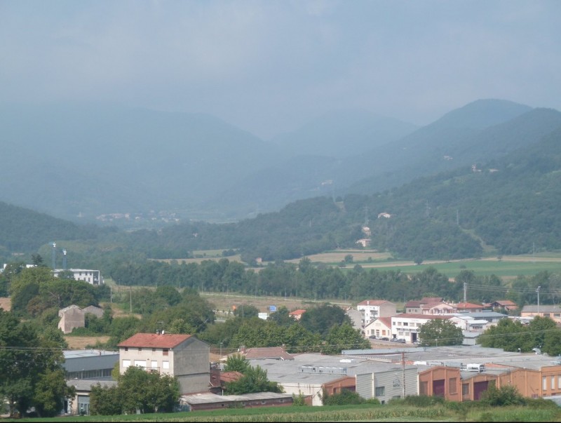 Una vista aèria del sector nord de la ciutat d'Olot afectat per la futura variant. J.C