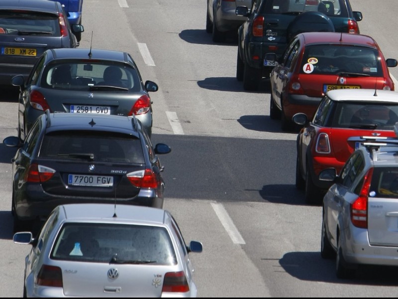 Vehicles aturats en una autopista ARXIU