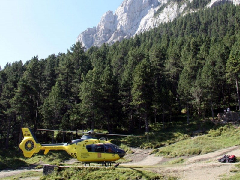 Un helicòpter al peu del massís del Pedraforca, al parc natural Cadí-Moixeró LAURA BUSQUETS / ACN
