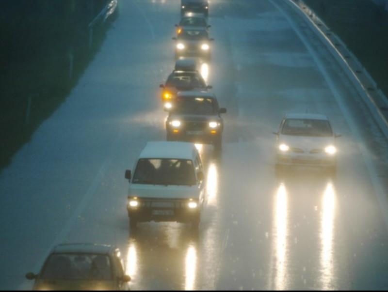 Cotxes circulant amb pluja ARXIU