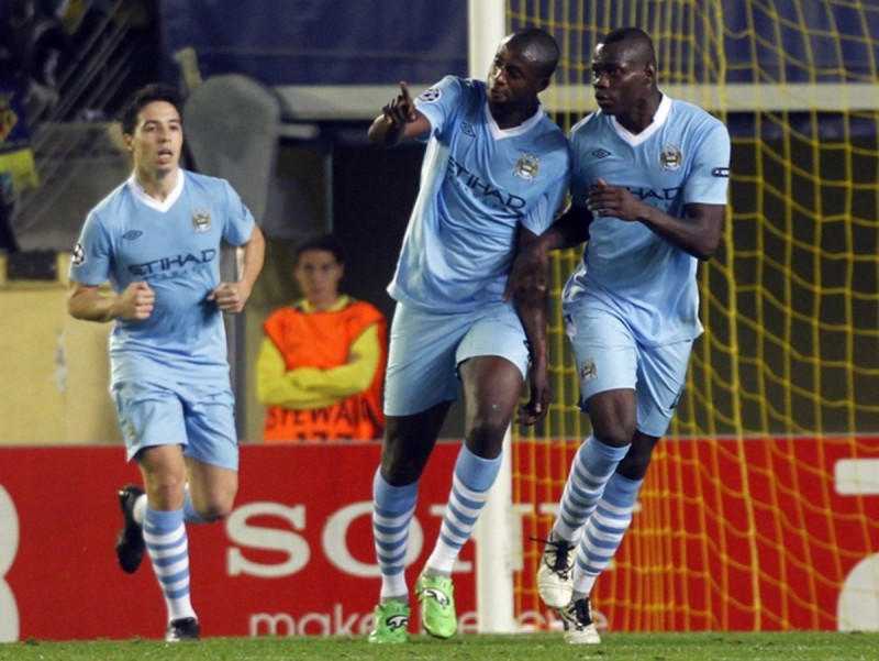 Yaya Touré i Balotelli celebren un dels gols del Manchester City. EFE