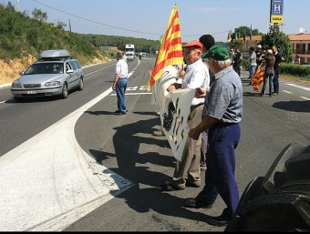 Una protesta de fa un any dels pagesos a l'N-II a Vilademuls MANEL LLADÓ