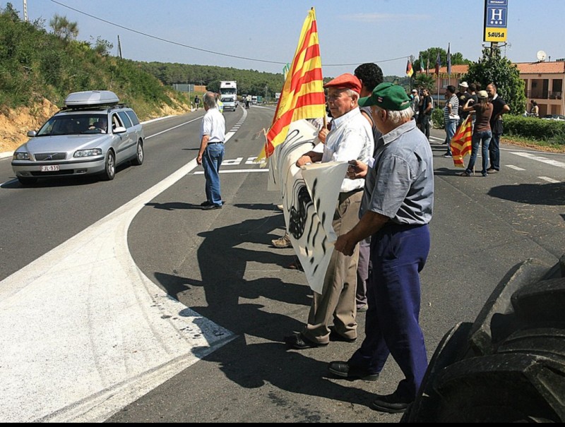 Una protesta dels pagesos afectats per l'N-II a Vilademuls. MANEL LLADÓ