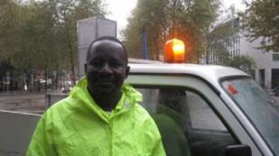 Mahamadou Touray, treballa a la neteja dels carrers.