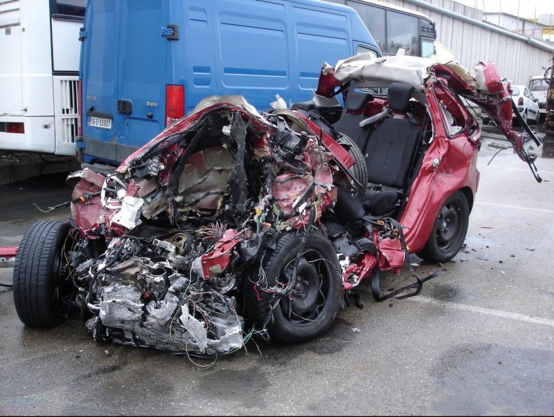 El cotxe que conduïa la víctima totalment destrossat, ahir a Grues Padrosa, TURA SOLER