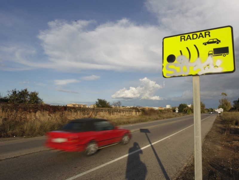 El radar es col·loca a les vies d'accés al nucli, on molts cotxes superen els 50 km/h J.C. LEÓN