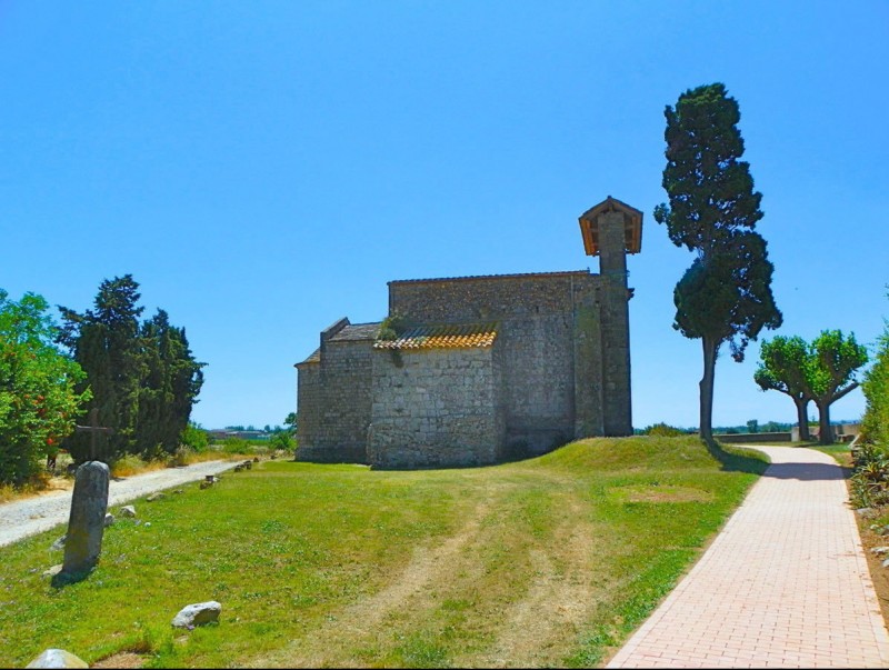 El camí de ceràmica que mena a Santa Maria, al fons J. DOMÈNECH / VIQUIPÈDIA