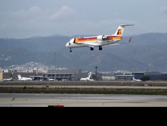 Un avió, aterrant a la pista principal de l'aeroport del Prat. JUANMA RAMOS