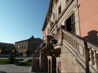 El balcó i la façana de l'Ajuntament en primer terme amb Sant Pere i el Museu Etnogràfic al fons. J.C