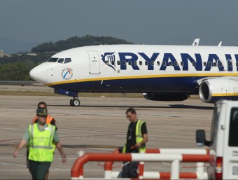 Un avió de Ryanair a la pista de l'aeroport de Girona. LLUÍS SERRAT