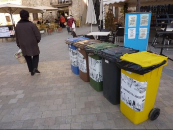 Contenidors de selectiva del mercat setmanal de Besalú, al Prat de Sant Pere. R. E