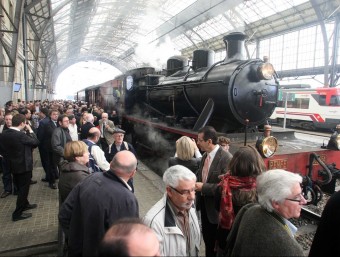 Unes 200 persones van viatjar amb el tren i un gran nombre l'esperava a l'andana de l'estació de Portbou, on el comboi va fer una entrada triomfal. PERE DURAN