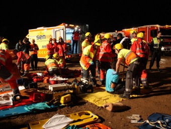 Els cossos d'emergència han habilitat un espai simulat per atendre els passatgers ferits ACN
