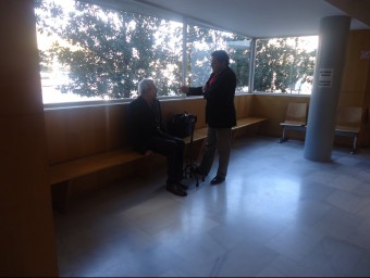Genís Selles , assegut conversa amb el seu lletrat, Jordi Coromines. GISELA PLADEVEYA