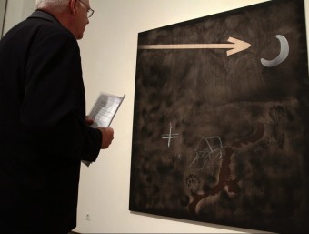 Una imatge de l'exposició, amb una de les obres que presideixen l'accés a la galeria A. PUIG
