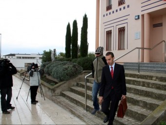 Juan Antonio Paz surt amb el seu advocat del jutjat de Gandesa. ACN