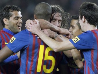 Els jugadors del Barça celebren el tercer gol de Puyol FERRAN CASALS