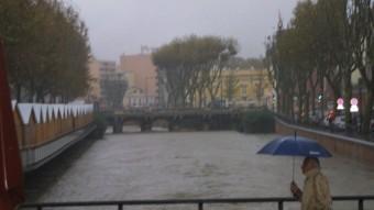 La Bassa, el riu que travessa la ciutat de Perpinyà ahir a la tarda ja havia augmentat molt el seu curs. J. M. ARTOZOUL