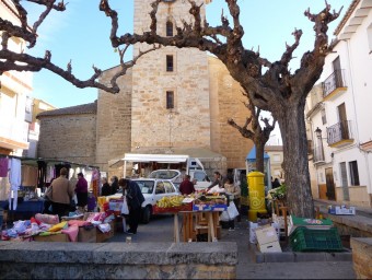 Mercat tradicional setmanal a la plaça de l'església de les Alcubles. ESCORCOLL