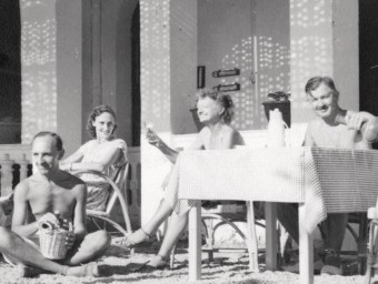 Patricia Langdon-Davies , a l'esquerra, i el seu marit, a la dreta, amb alguns dels seus hostes. ARXIU DE SANT FELIU DE GUÍXOLS