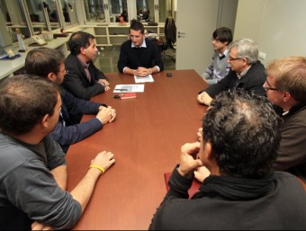El president del Gironès, al fons, en la reunió d'ahir amb l'alcalde de Sant Julià de Ramis, Narcís Casassa, i altres representants del municipi. JOAN CASTRO / CLICK ART