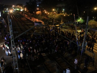 Un tren espera a l'estació mentre es desenvolupa la protesta, aquest vespre a Sant Feliu ACN