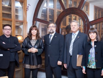 Guardonats amb els Preims Micalet 2011. D'esquerra a dreta: Manel Molins, Maria del Mar Bonet, Tonetxo Pardinñas, Pere Ferrer i Elvira Asensi. CEDIDA