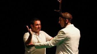 Sergi López i Jorge Picó, el cérvol, en un moment de l'espectacle ‘30/40 Livingstone'. MANEL LLADÓ