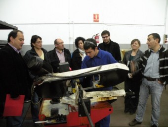 Alcaldes i representants dels ajuntaments del Baix Montseny en una visita a un taller de pràctiques. EL PUNT