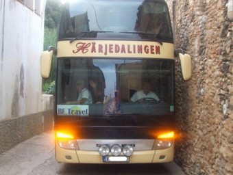 Una imatge d'arxiu d'un autobús encallat al municipi de Borrassà, abans de posar els nous senyals. EL PUNT AVUI