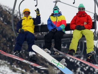 Els primers esquiadors a Vallter 2000. Aquesta estació i Vall de Núria van ser les úniques que ahir van poder iniciar la temporada JORDI RIBOT / CLICK ART