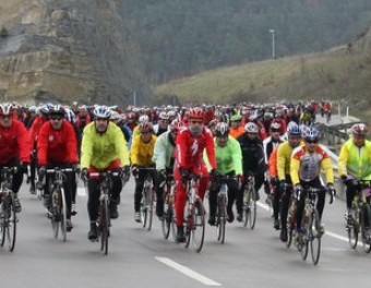 La marxa lenta dels més de 500 ciclistes per la carretera C-17 de Ripoll a Torelló. ACN
