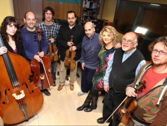 Montserrat Cristau, entre el seu pare i el seu germà, envoltats pels components del quintet de corda Gerió, als estudis Groove LLUÍS SERRAT